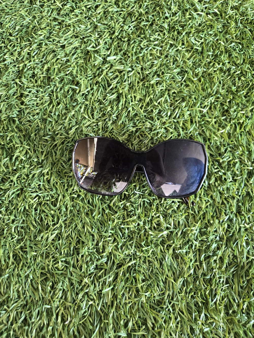 Jessica Simpson Black Frame Sunglasses with Gradient Purple Lenses